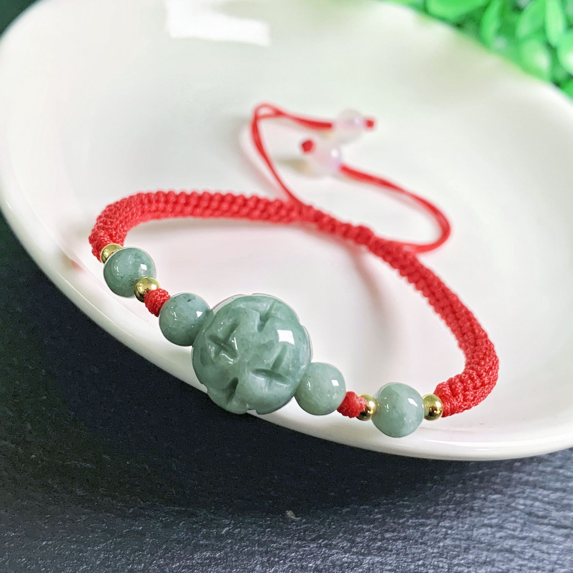 Beading - Una pulsera de cuentas talladas de